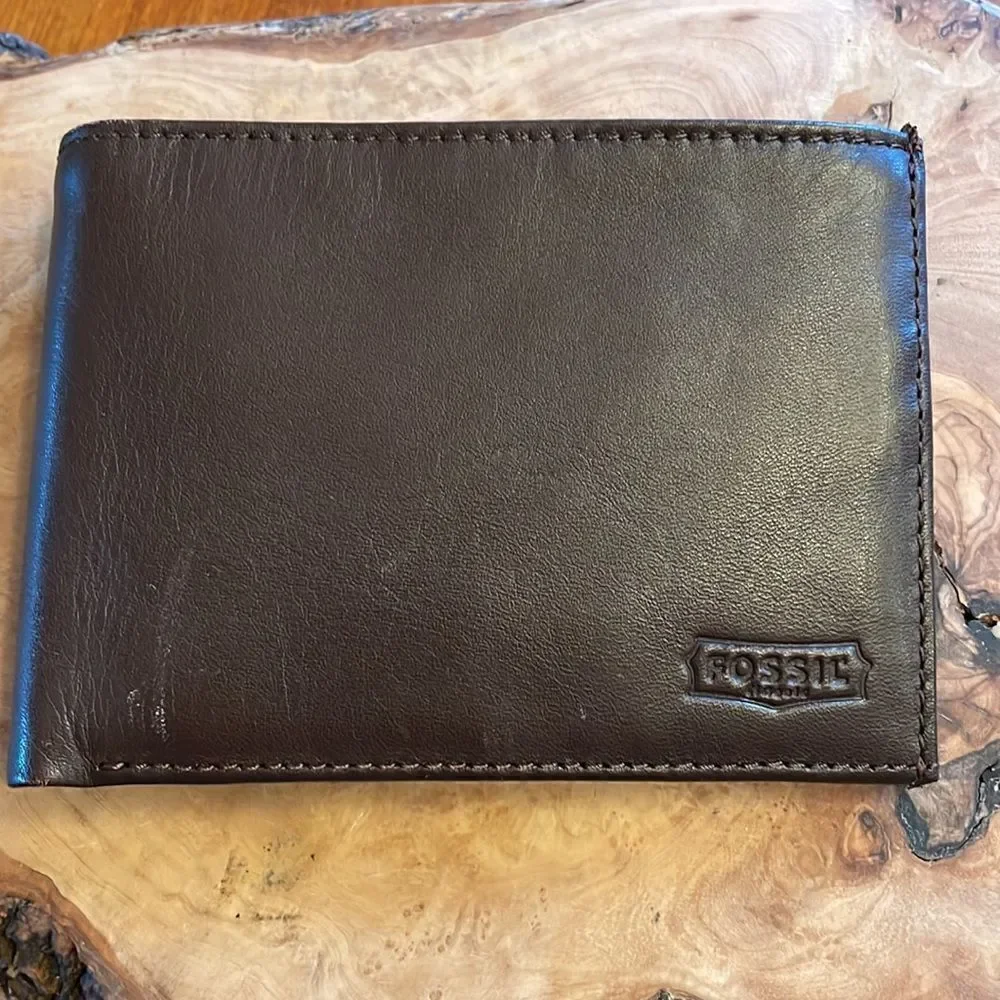 Fossil Mens Leather Bi-Fold Wallet with Change Compartment